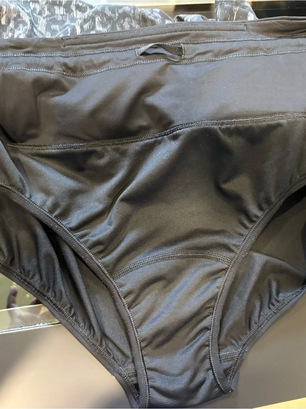 Lululemon Athletica Women's Speed-Up Gray/Black Athletic Shorts - Picture 8 of 12